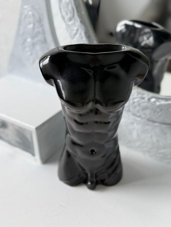 Vāze - vīriešu ķermenis